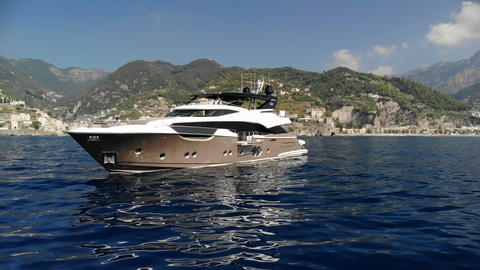 30m Monte Carlo Yachts with Fly!