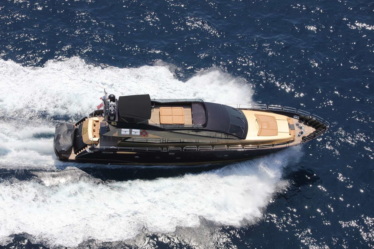 32m VBG Luxury Yacht with Crew! - resim 2